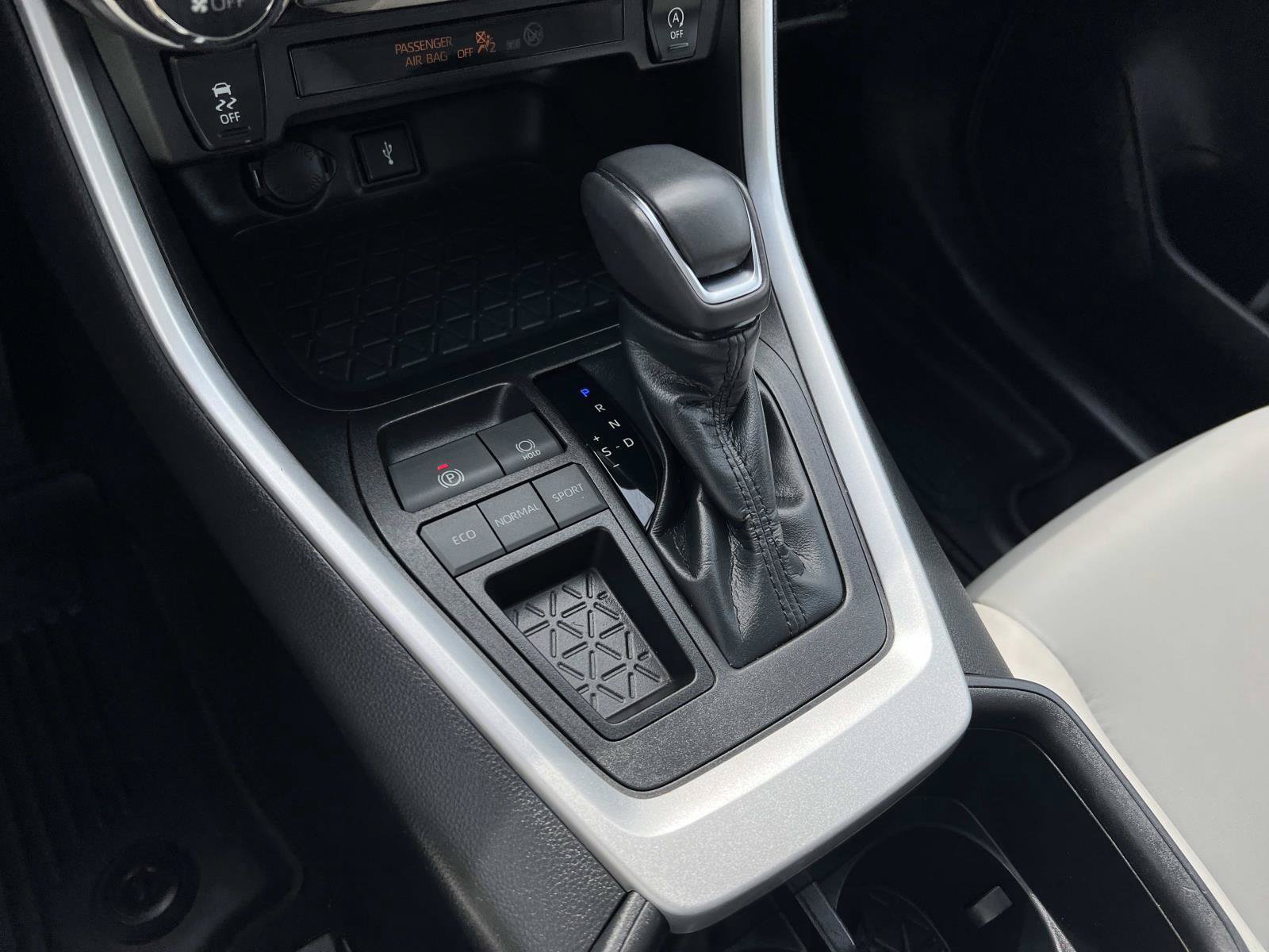 Used 2022 Toyota RAV4 XLE Premium FWD image 28