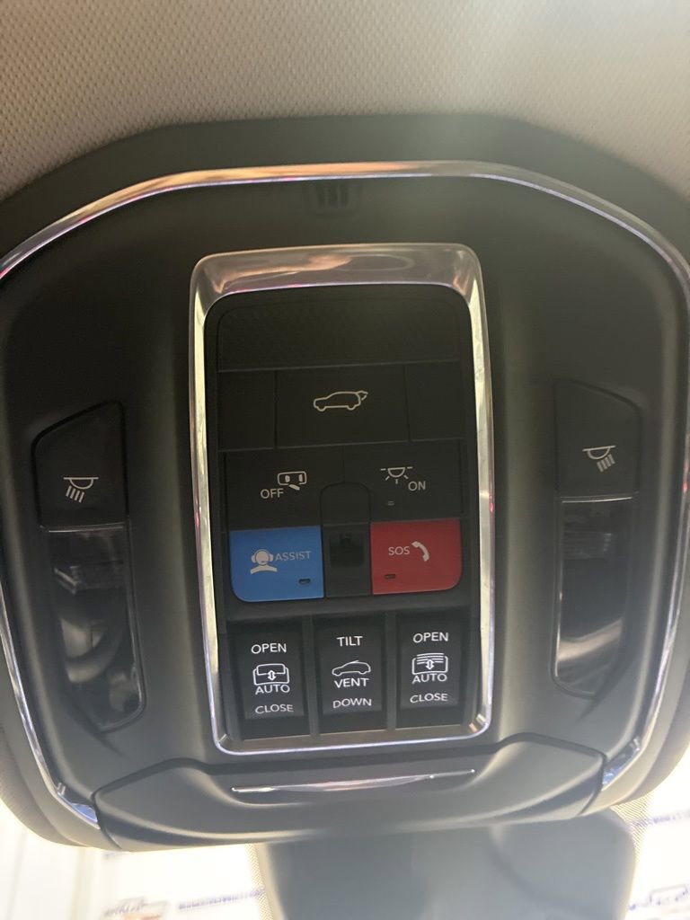Used 2023 Jeep Grand Cherokee Limited w/ Black Appearance Package AWD/4WD image 30