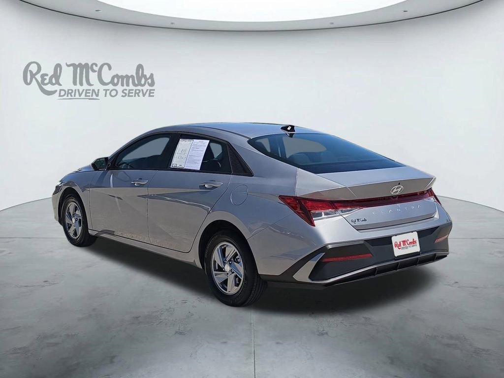 Used 2025 Hyundai Elantra SE image 3
