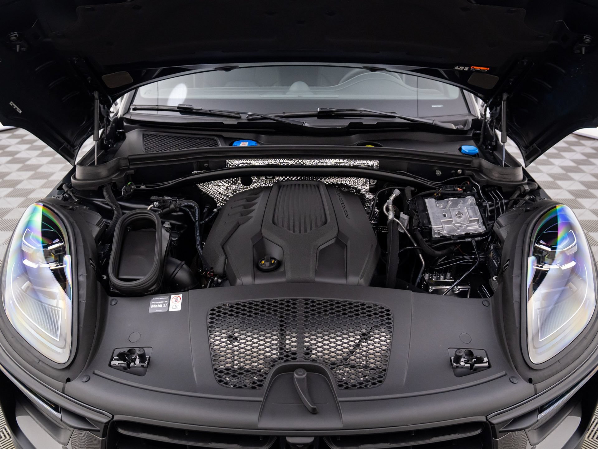 New 2026 Porsche Macan Turbo AWD/4WD image 32
