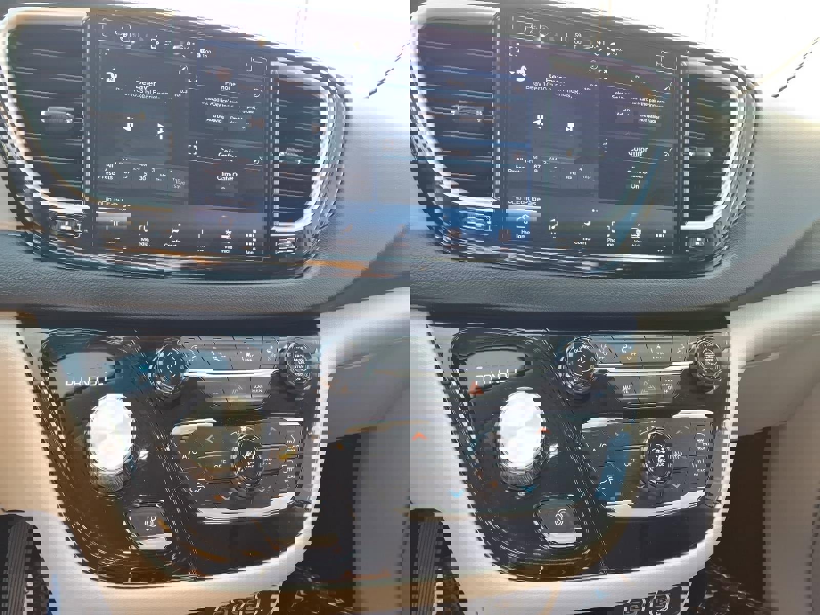 Used 2023 Chrysler Pacifica Touring-L image 14