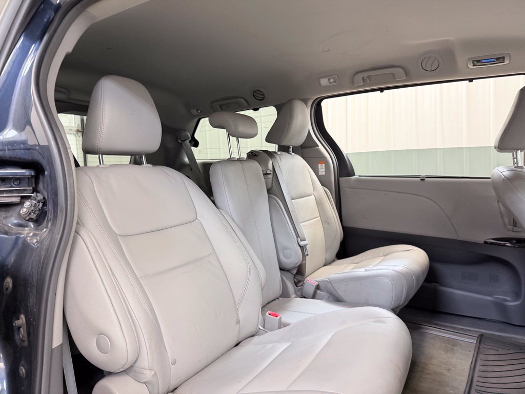 Used 2018 Toyota Sienna XLE w/ XLE Navigation Package FWD image 32