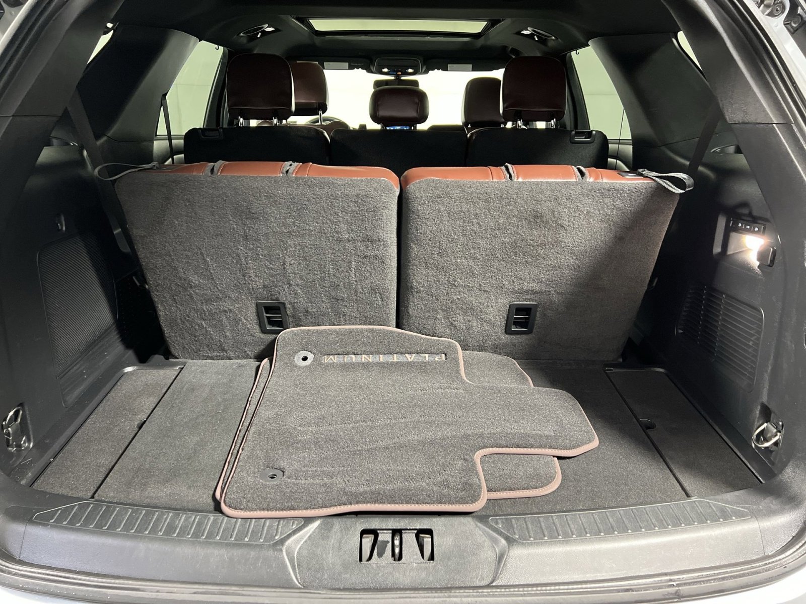 Used 2023 Ford Explorer Platinum w/ Premium Technology Package image 27