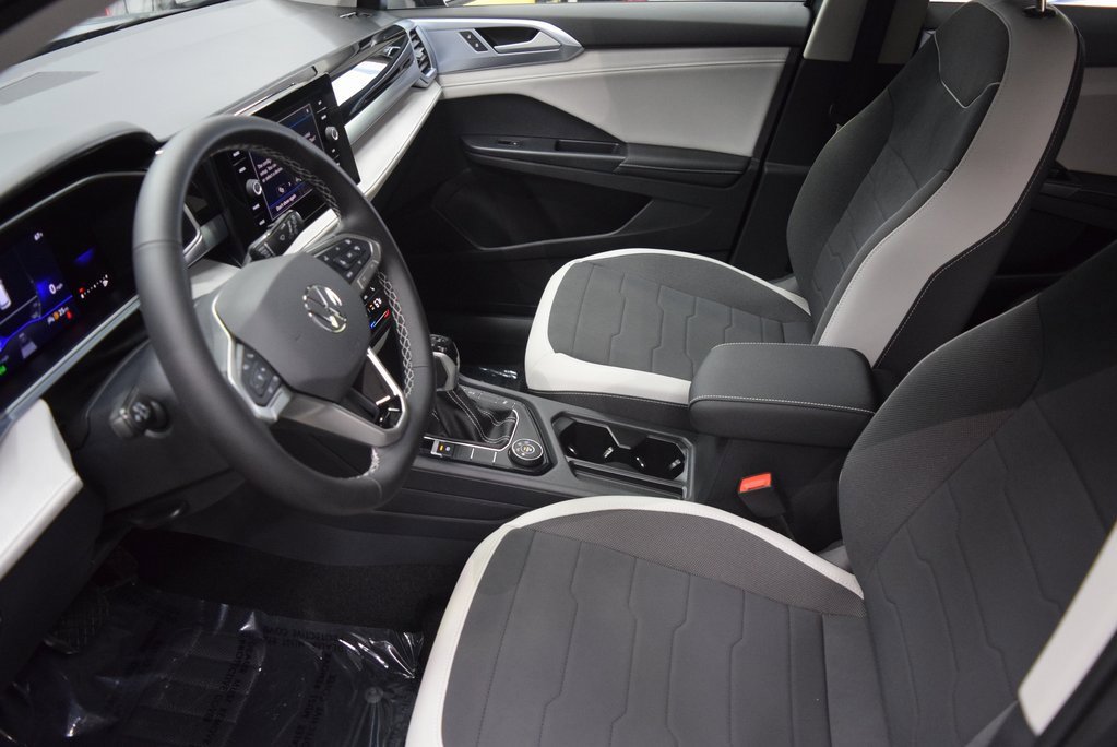 New 2025 Volkswagen Taos SE image 4