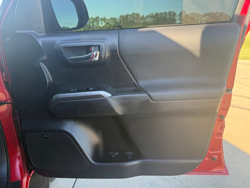 Used 2020 Toyota Tacoma TRD Off-Road w/ TRD Premium Off Road Package AWD/4WD image 18