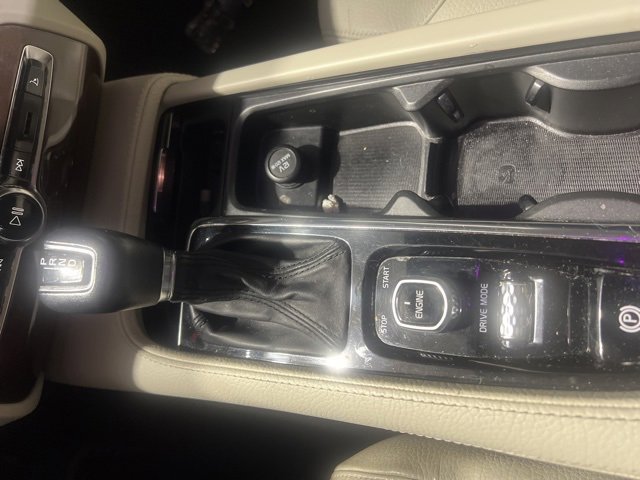 Used 2017 Volvo XC90 T5 Momentum w/ Vision Package image 13