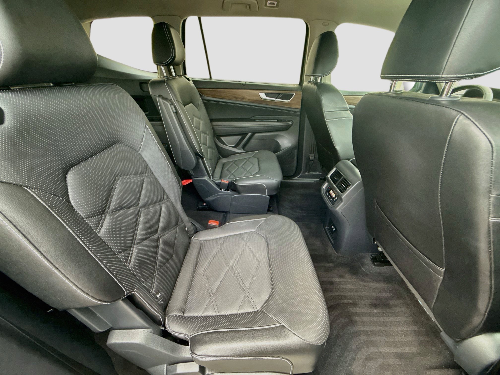 Used 2024 Volkswagen Atlas SE w/ Panoramic Sunroof Package FWD image 28