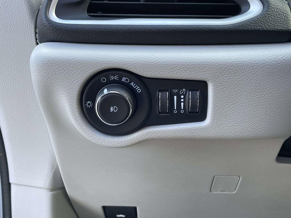 Used 2022 Chrysler Pacifica Touring-L image 9