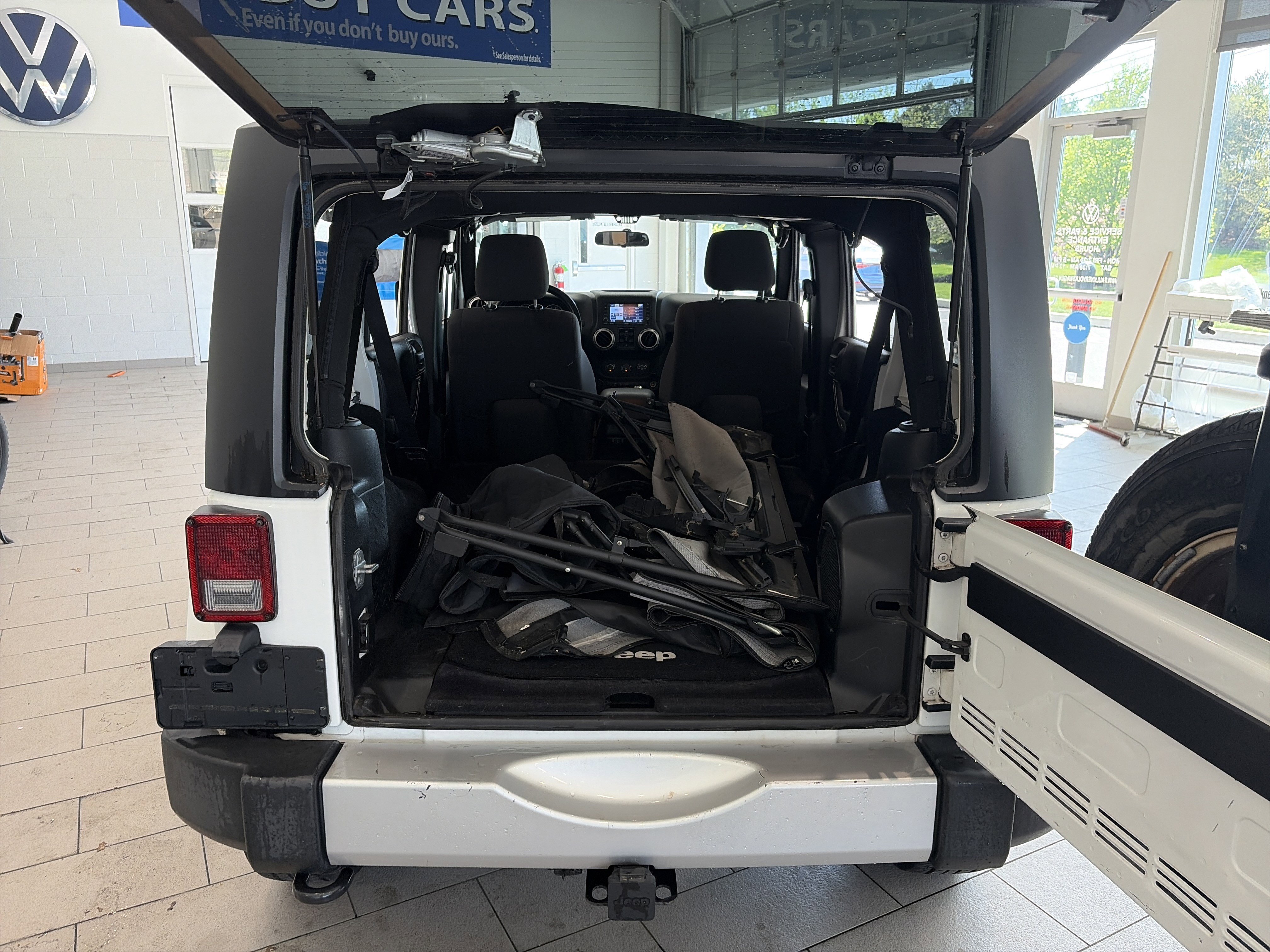Used 2012 Jeep Wrangler Unlimited Sahara w/ Connectivity Group image 28