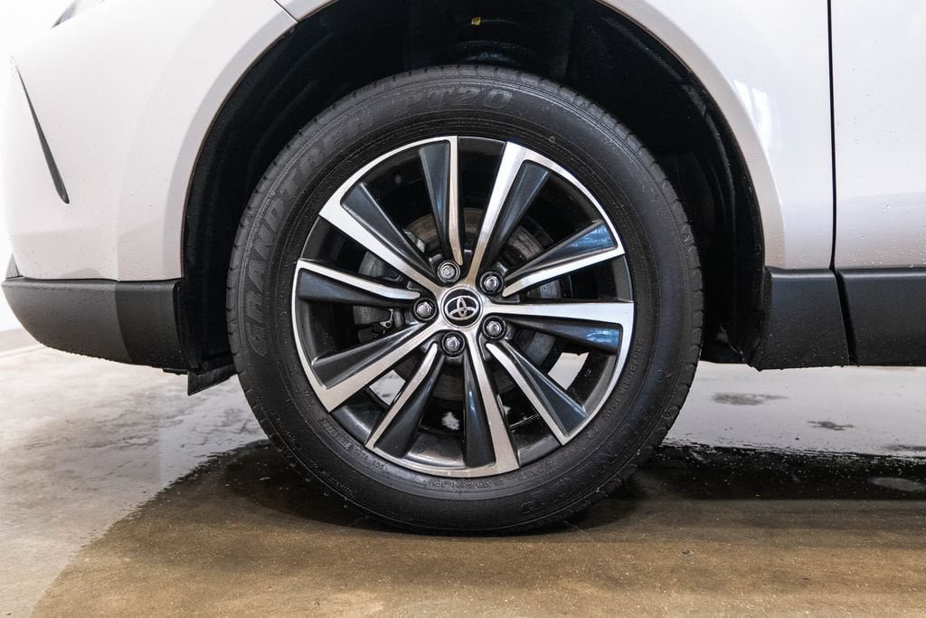 Certified 2024 Toyota Venza LE AWD/4WD image 11