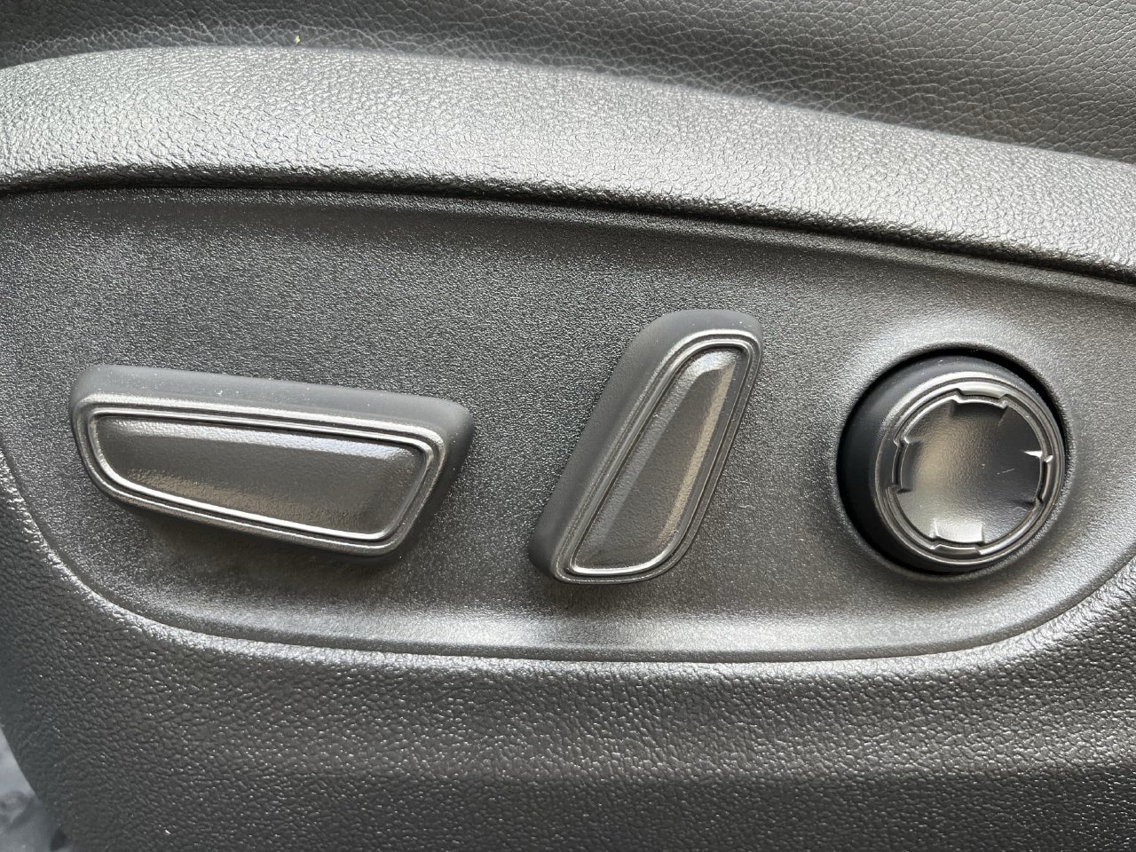 Used 2025 Toyota Sienna Platinum FWD image 24