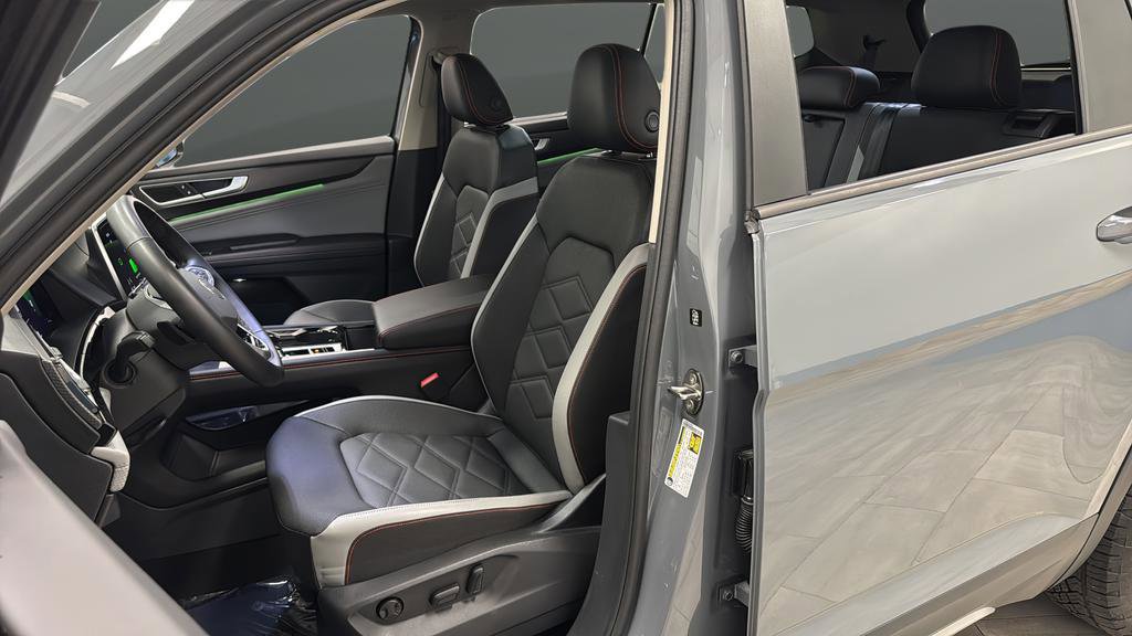 Used 2025 Volkswagen Atlas Peak Edition SE image 9