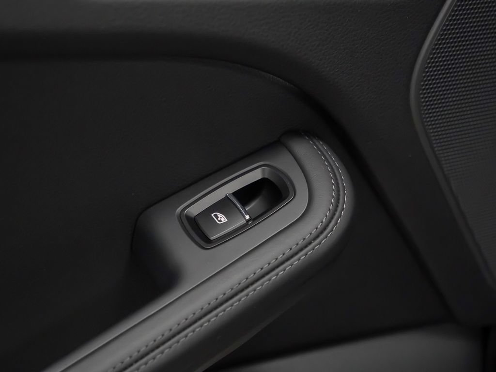 Certified 2026 Porsche Macan Turbo AWD/4WD image 15