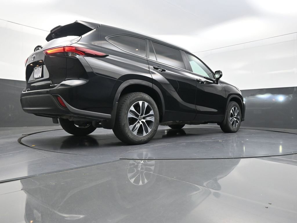 Used 2024 Toyota Highlander XLE AWD/4WD image 30