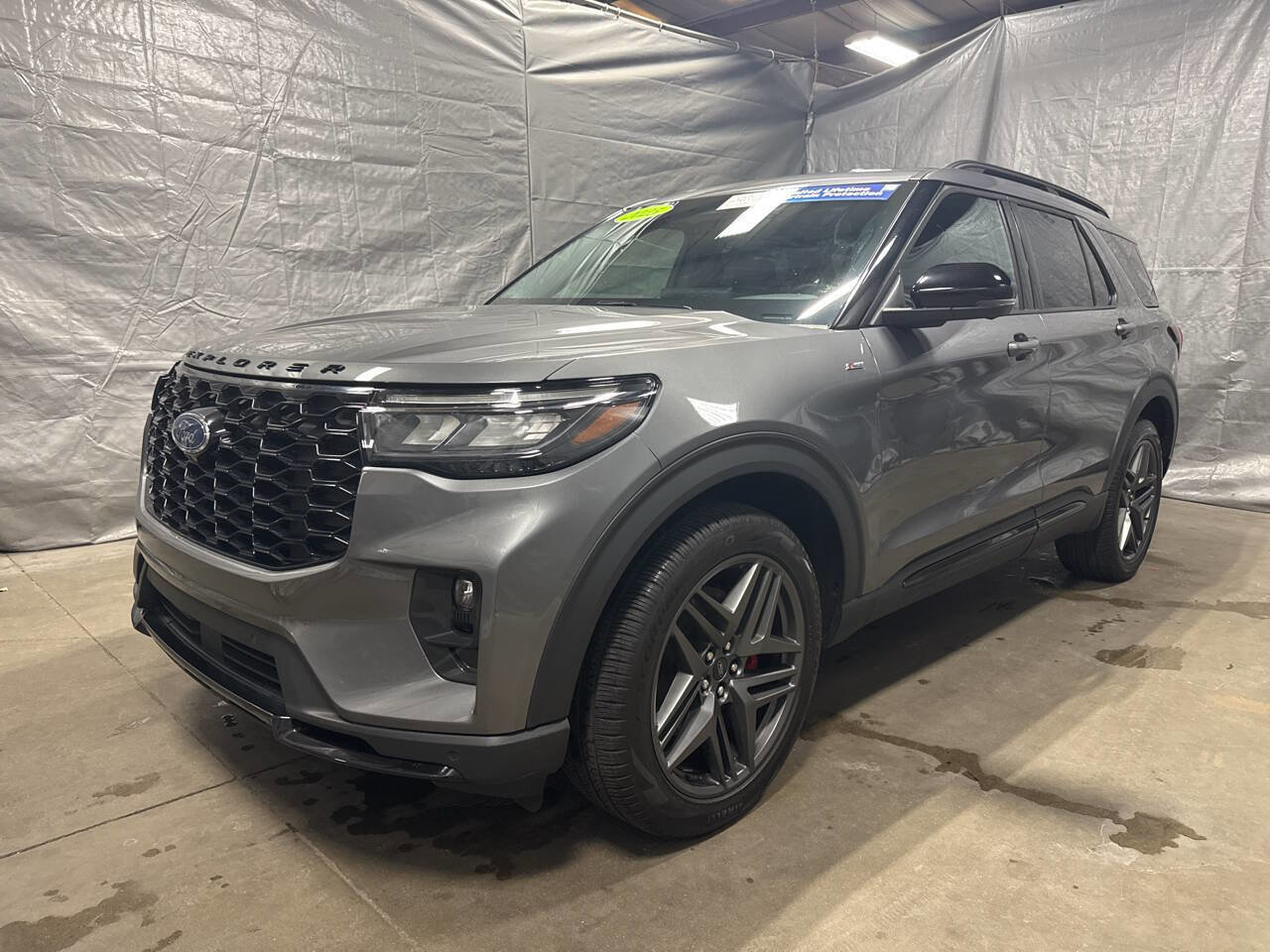 Used 2025 Ford Explorer ST-Line w/ ST-Line Street Pack image 2