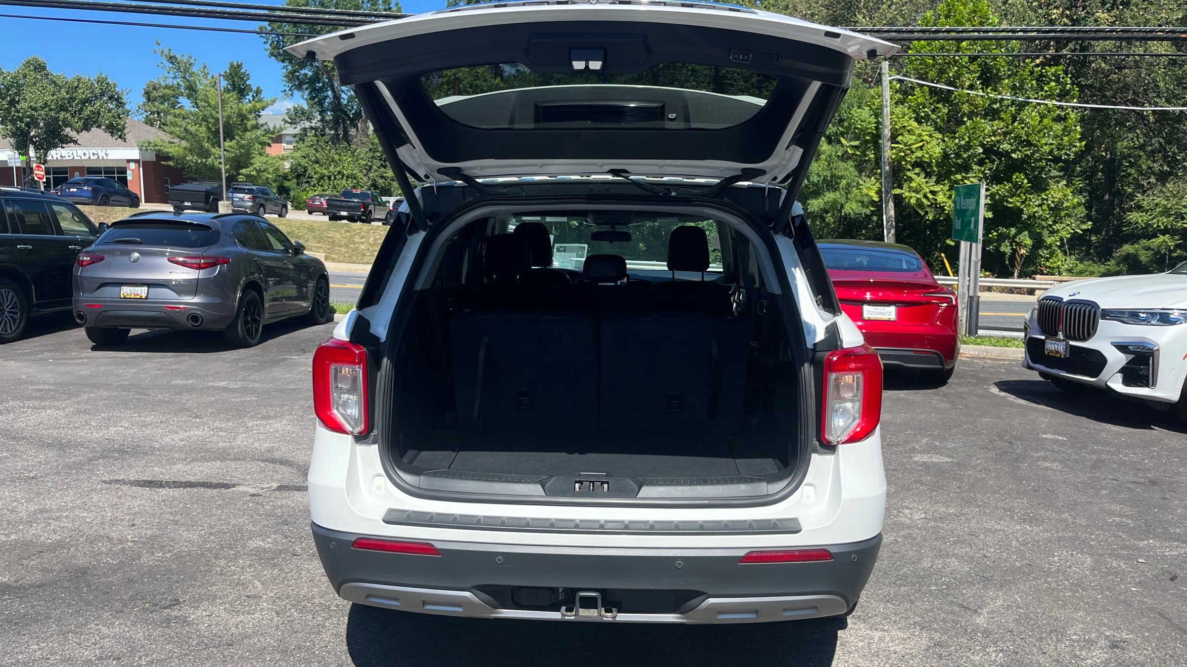 Used 2021 Ford Explorer XLT w/ Equipment Group 202A image 12