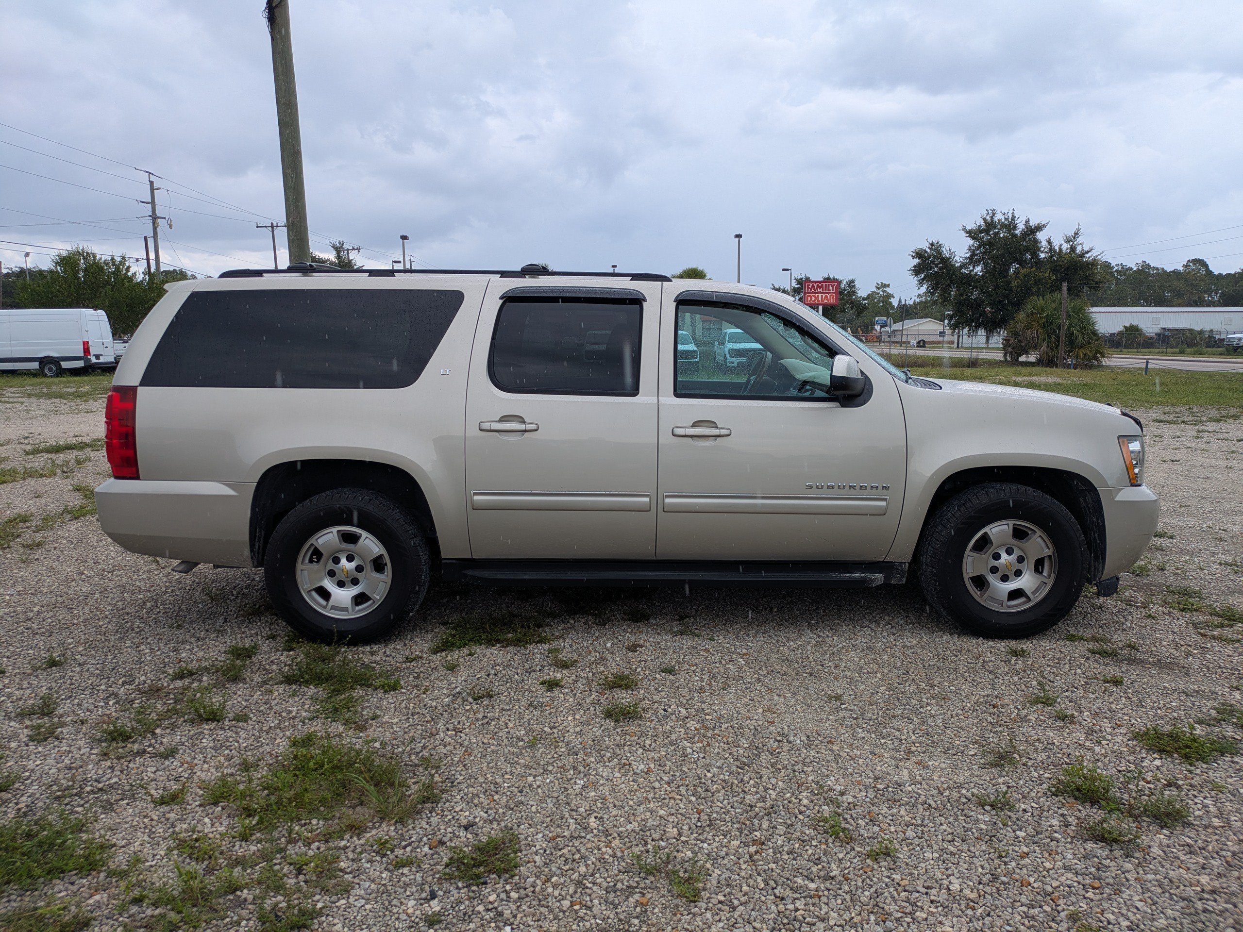 Used 2014 Chevrolet Suburban LT RWD image 3