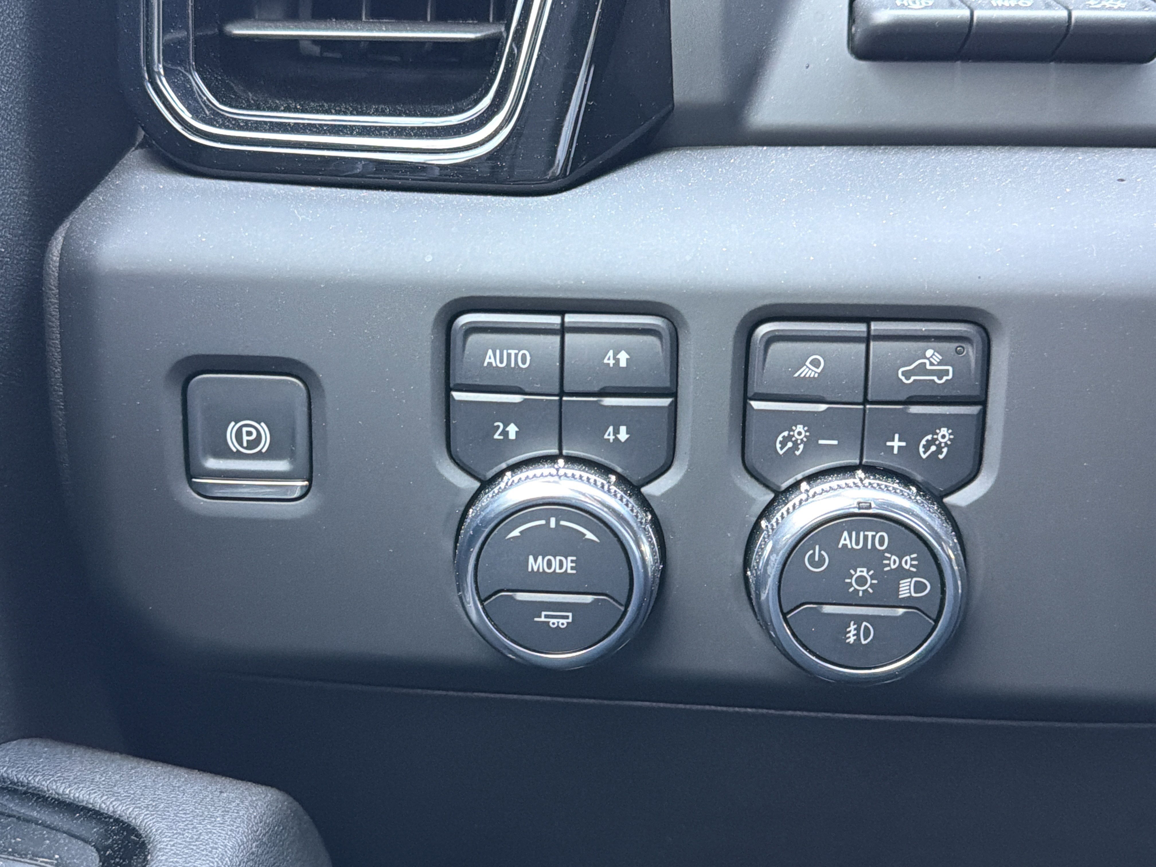 Used 2025 GMC Sierra 2500 AT4 w/ AT4 Premium Plus Package image 17