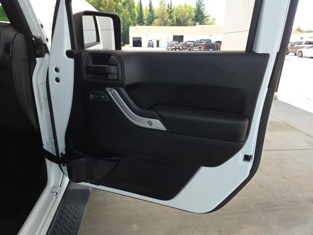 Used 2015 Jeep Wrangler Unlimited Sahara w/ Connectivity Group AWD/4WD image 43