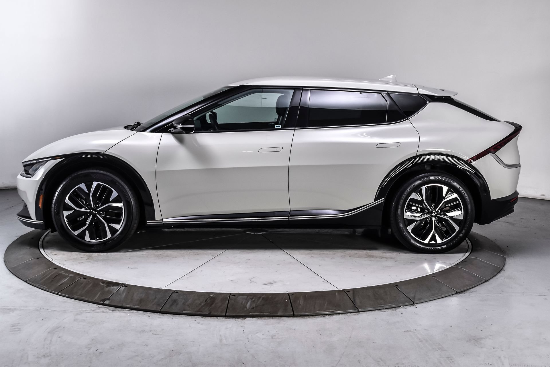 Used 2024 Kia EV6 Wind w/ Wind Technology Package AWD/4WD image 3