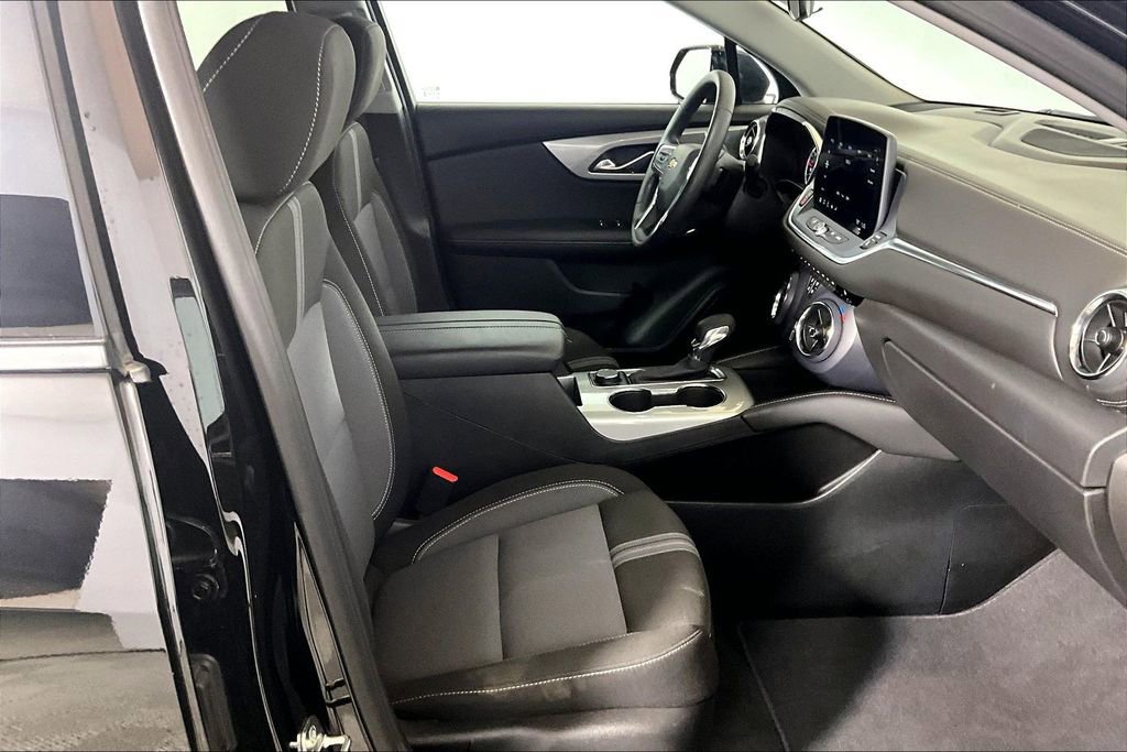 Used 2025 Chevrolet Blazer LT FWD image 6