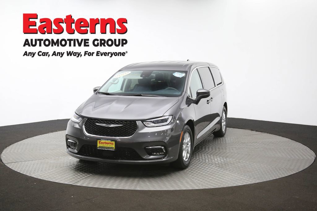 Used 2023 Chrysler Pacifica Touring-L image 58