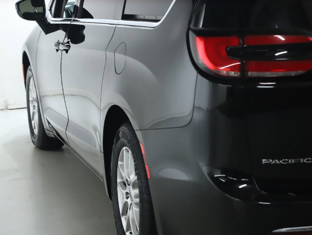 Used 2024 Chrysler Pacifica Touring-L image 41