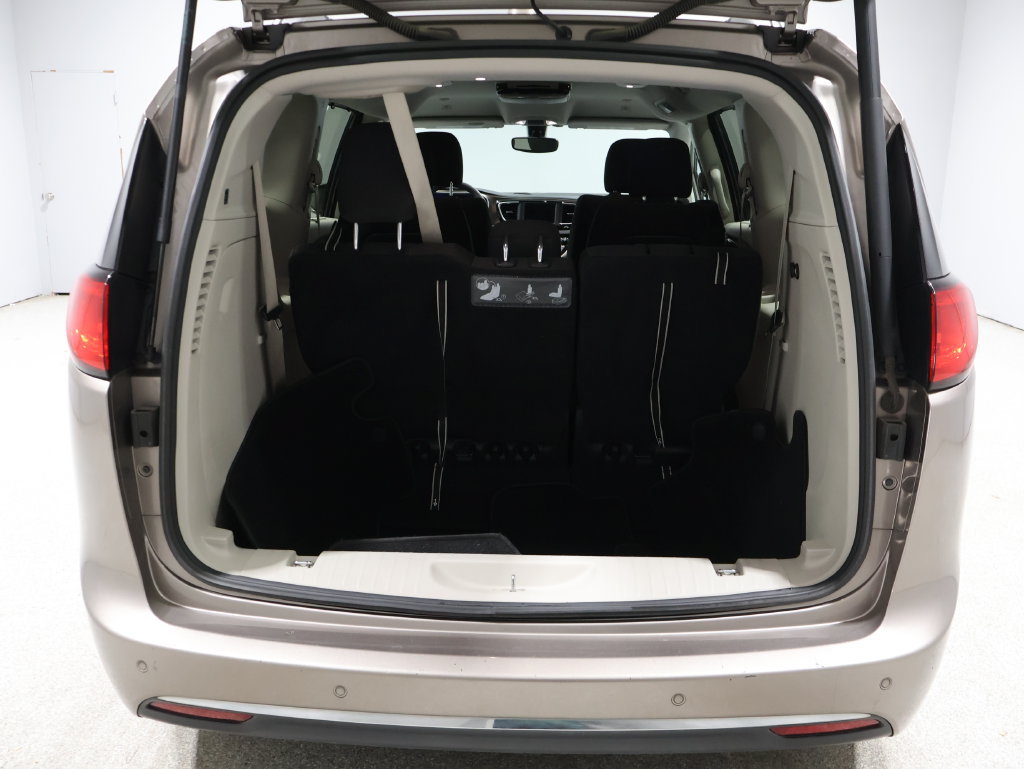 Used 2018 Chrysler Pacifica Touring Plus FWD image 22