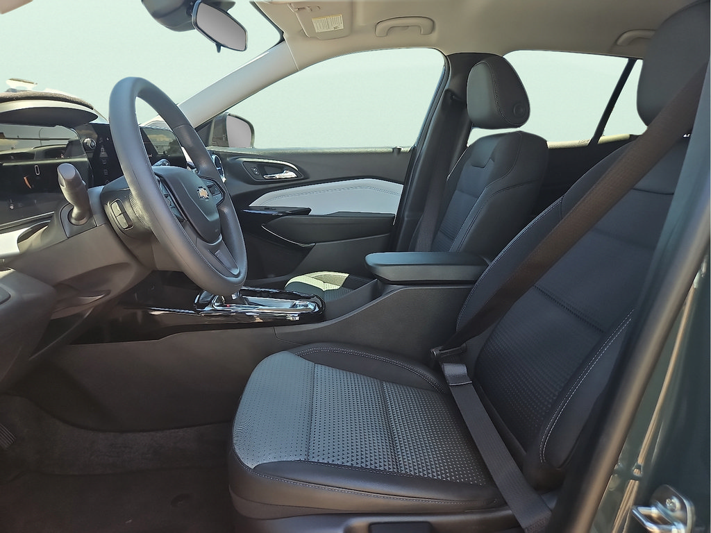Used 2026 Chevrolet Trax LT FWD image 13
