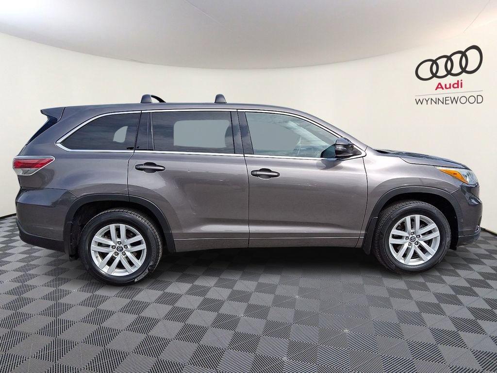 Used 2016 Toyota Highlander LE AWD/4WD image 7