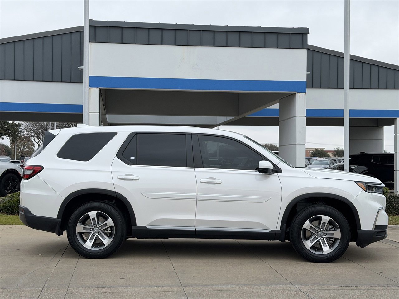 Used 2025 Honda Pilot EX-L image 3