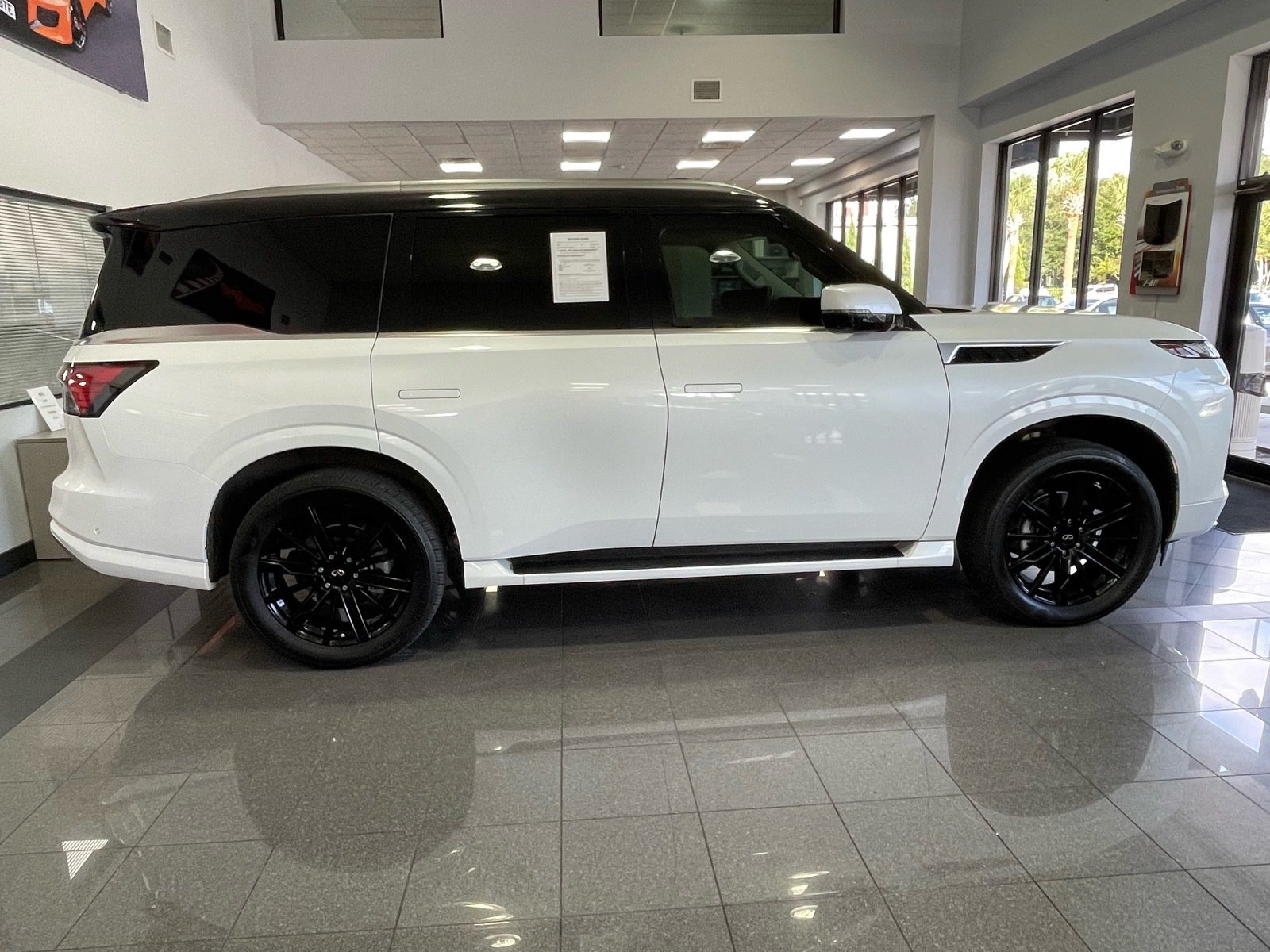 Used 2025 INFINITI QX80 Sensory AWD/4WD image 6
