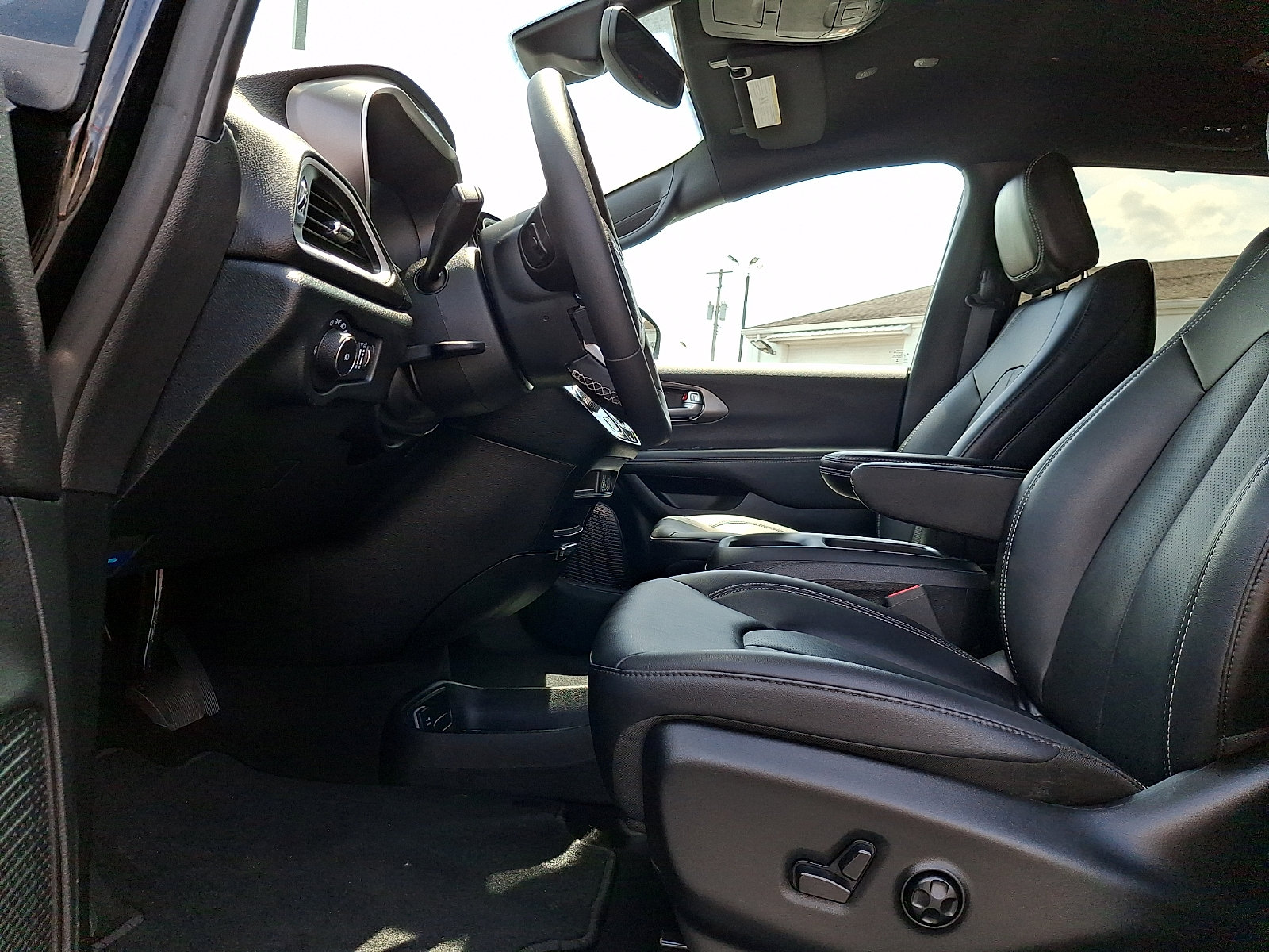 Used 2025 Chrysler Pacifica Select FWD image 9