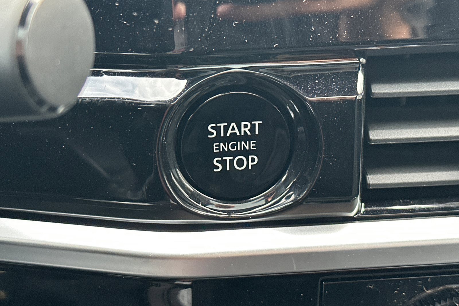 New 2025 Nissan Pathfinder Platinum w/ Black Appearance Package image 28