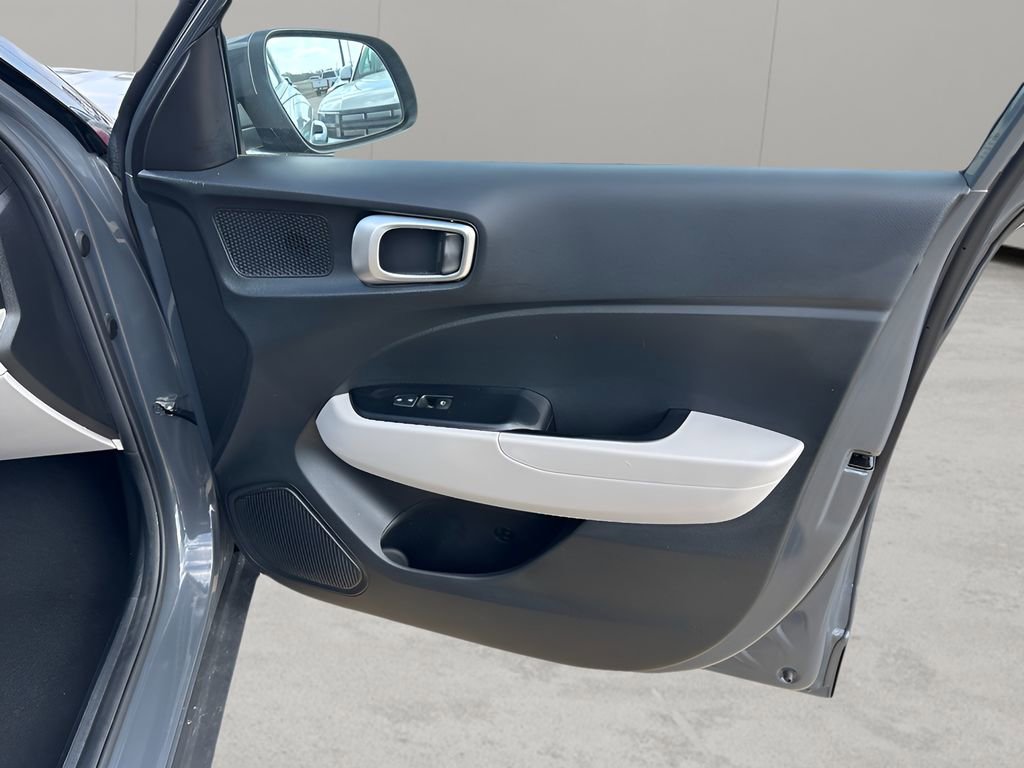 Used 2024 Hyundai Venue SEL image 26