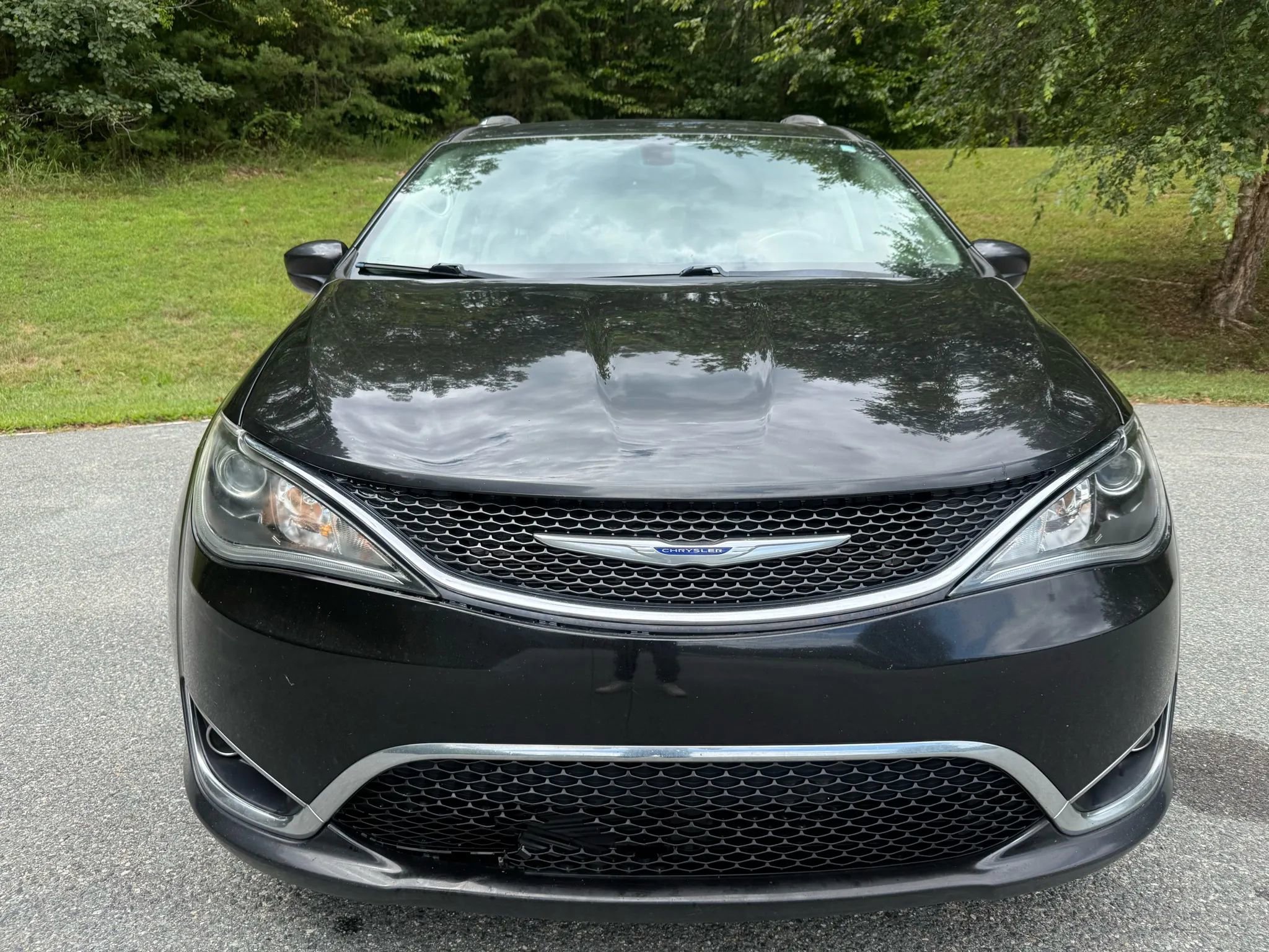 Used 2019 Chrysler Pacifica Touring-L FWD image 2