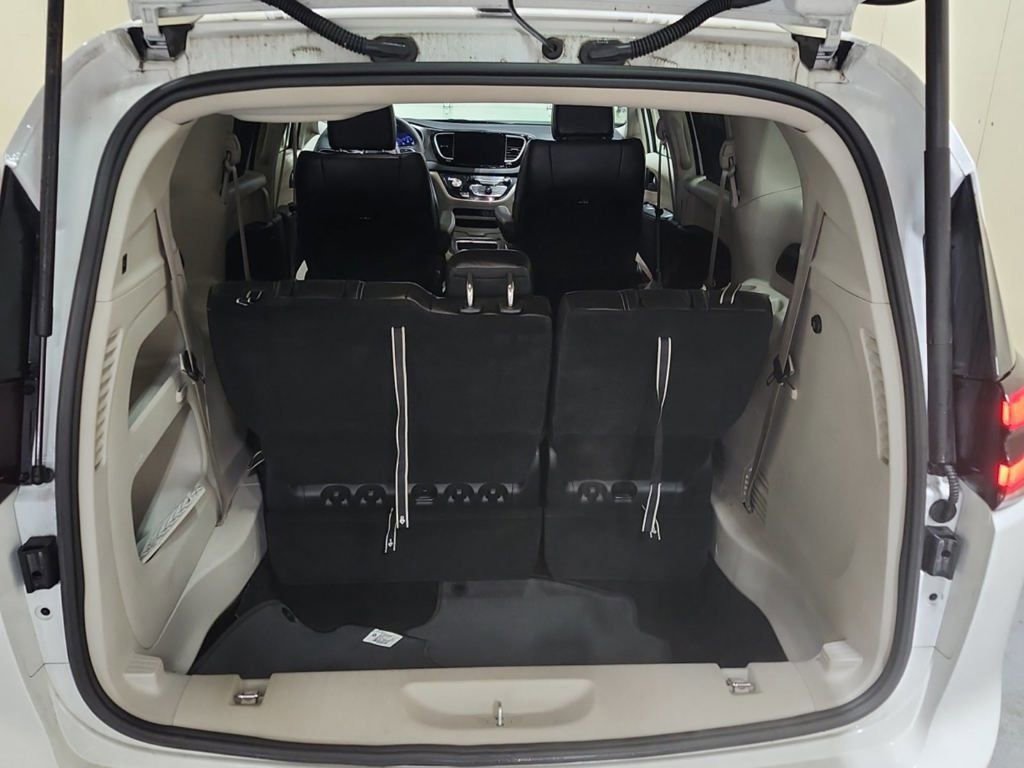Used 2023 Chrysler Pacifica Touring-L FWD image 9