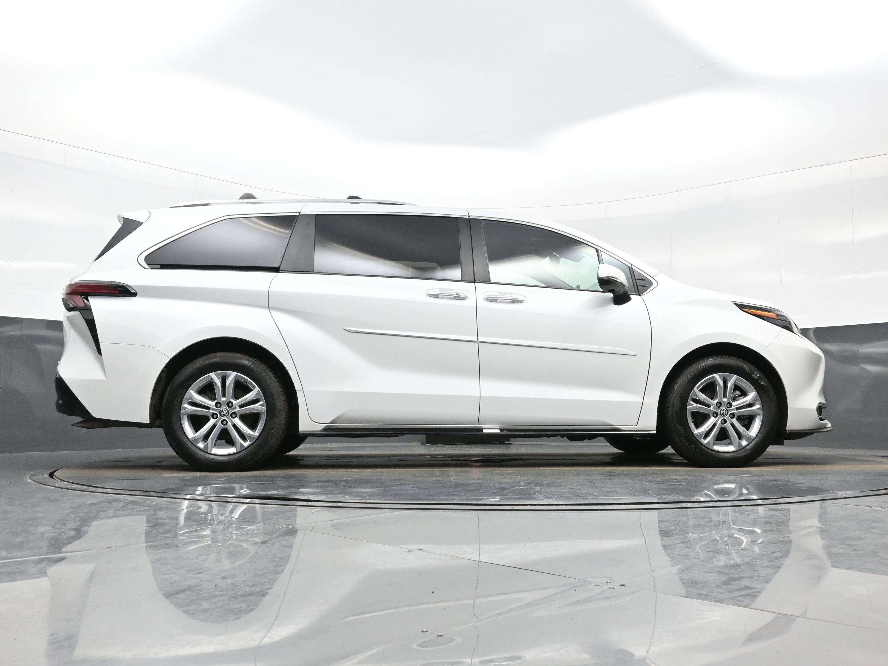 Used 2024 Toyota Sienna Platinum image 34