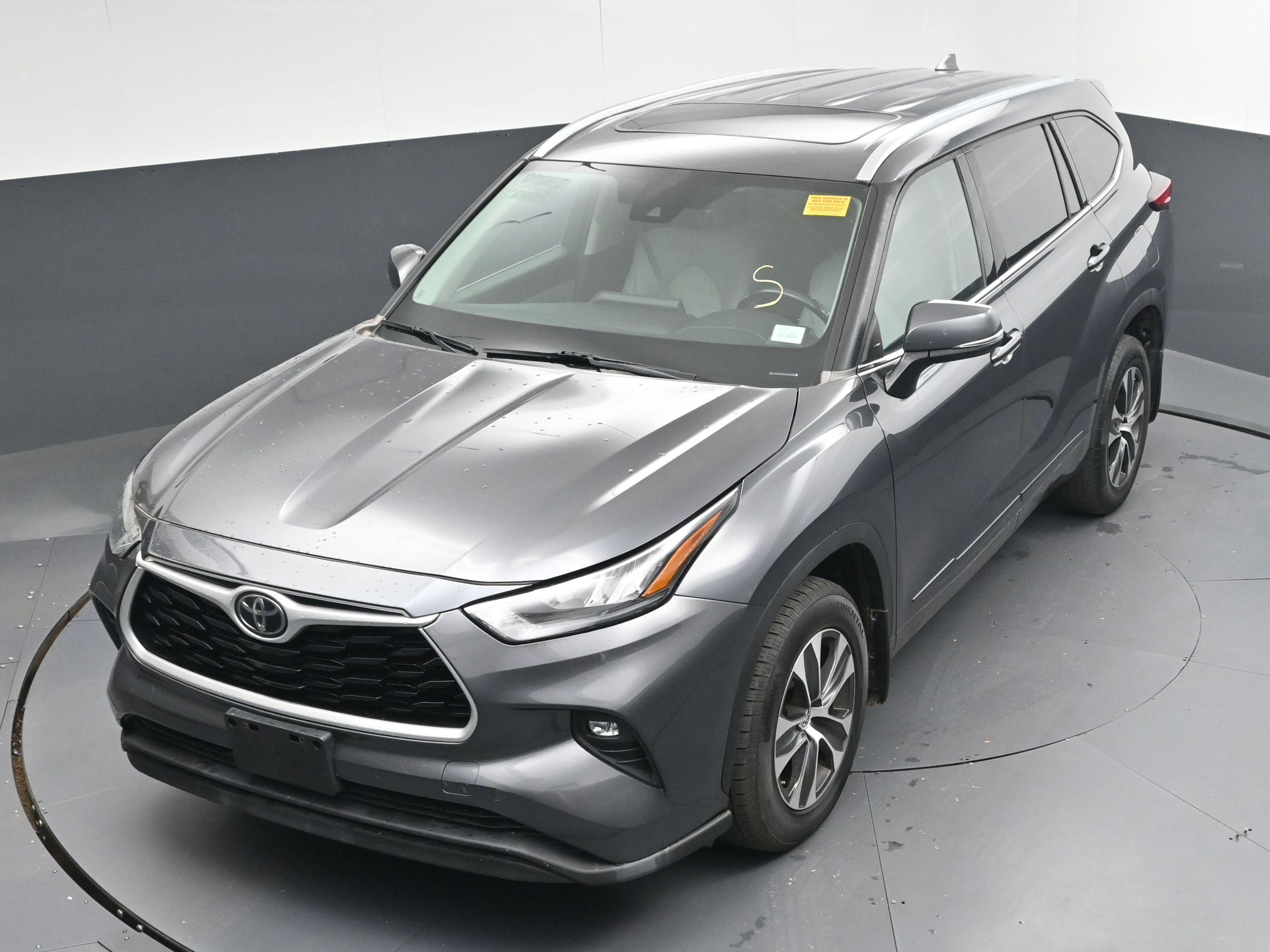 Used 2020 Toyota Highlander XLE image 32