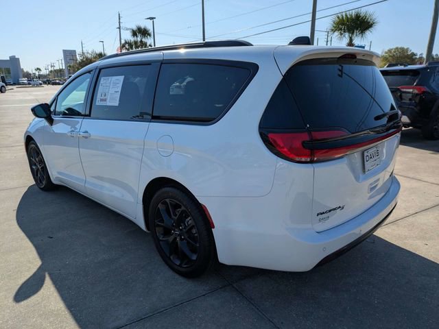 Used 2025 Chrysler Pacifica Limited image 6