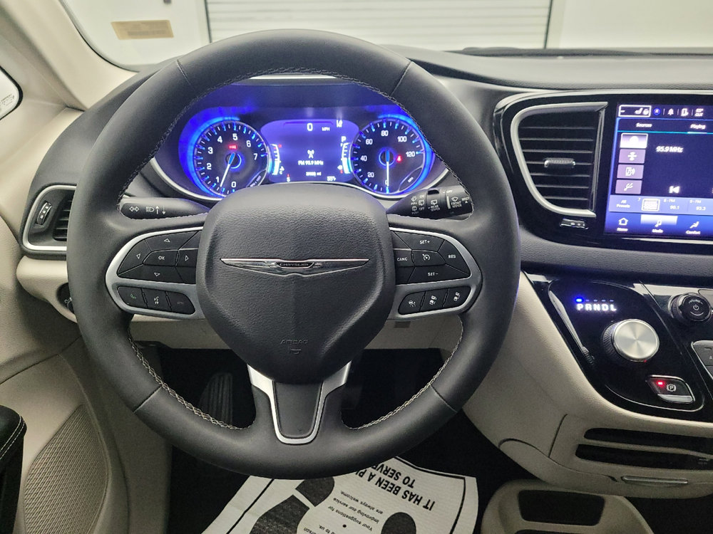 Used 2022 Chrysler Pacifica Touring-L FWD image 22