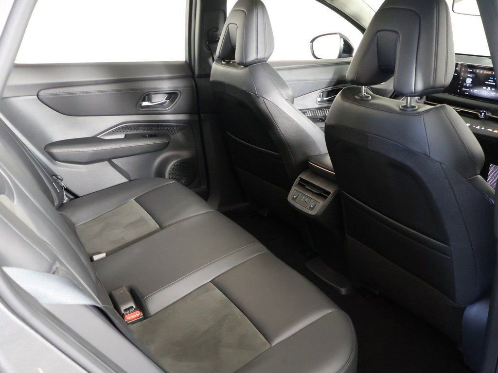 Used 2023 Nissan Ariya FWD image 32