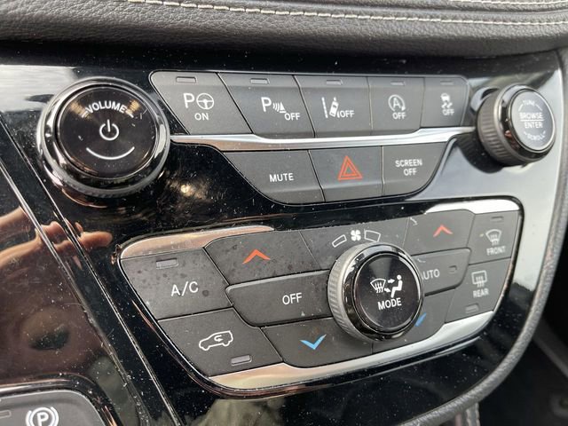 Used 2022 Chrysler Pacifica Limited w/ Uconnect Theater Family Group FWD image 19