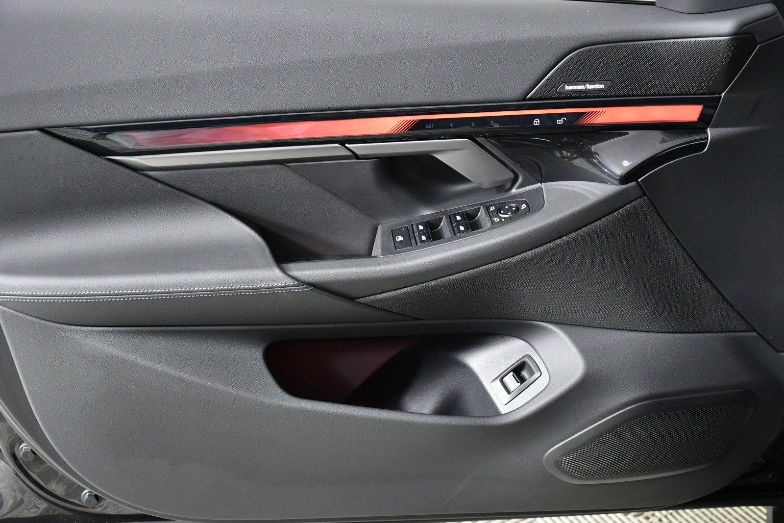 Used 2025 BMW i5 xDrive40 w/ Premium Package image 22