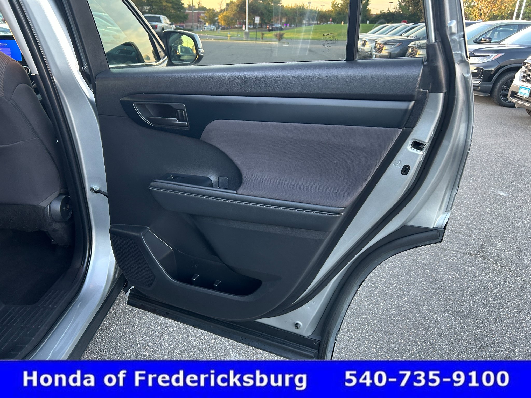 Used 2023 Toyota Highlander LE FWD image 14