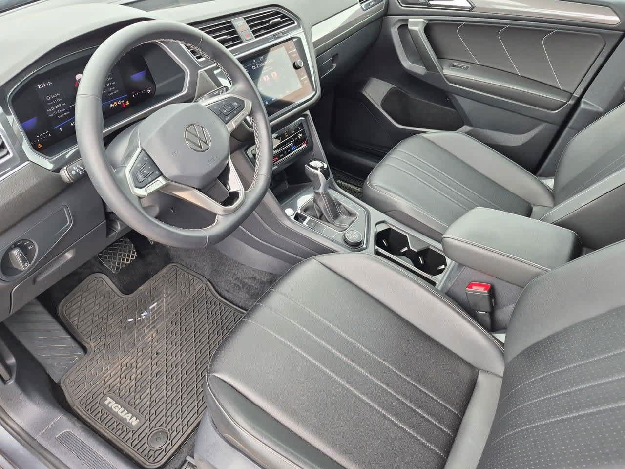 Used 2024 Volkswagen Tiguan SE AWD/4WD image 2