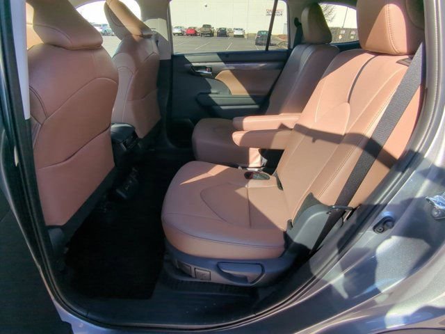 Certified 2025 Toyota Highlander Limited image 16