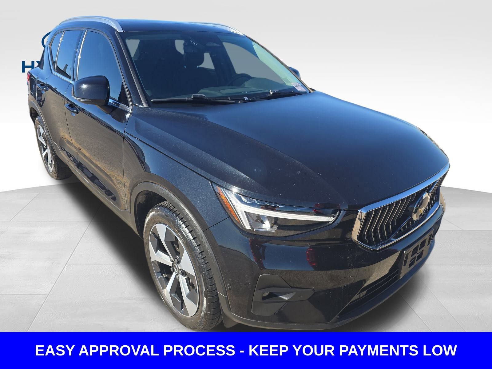 Used 2024 Volvo XC40 B5 Plus image 1