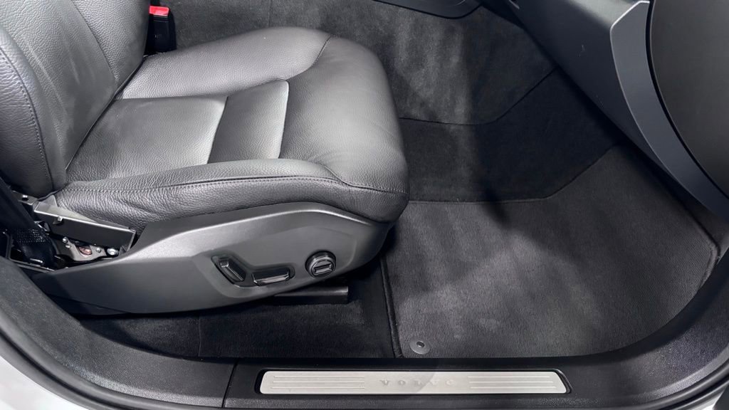 Certified 2025 Volvo XC60 B5 Plus image 17