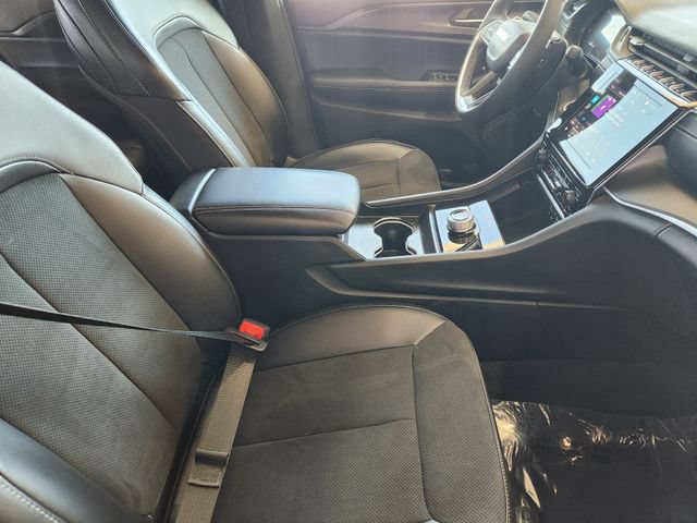 Used 2025 Jeep Grand Cherokee Altitude RWD image 19